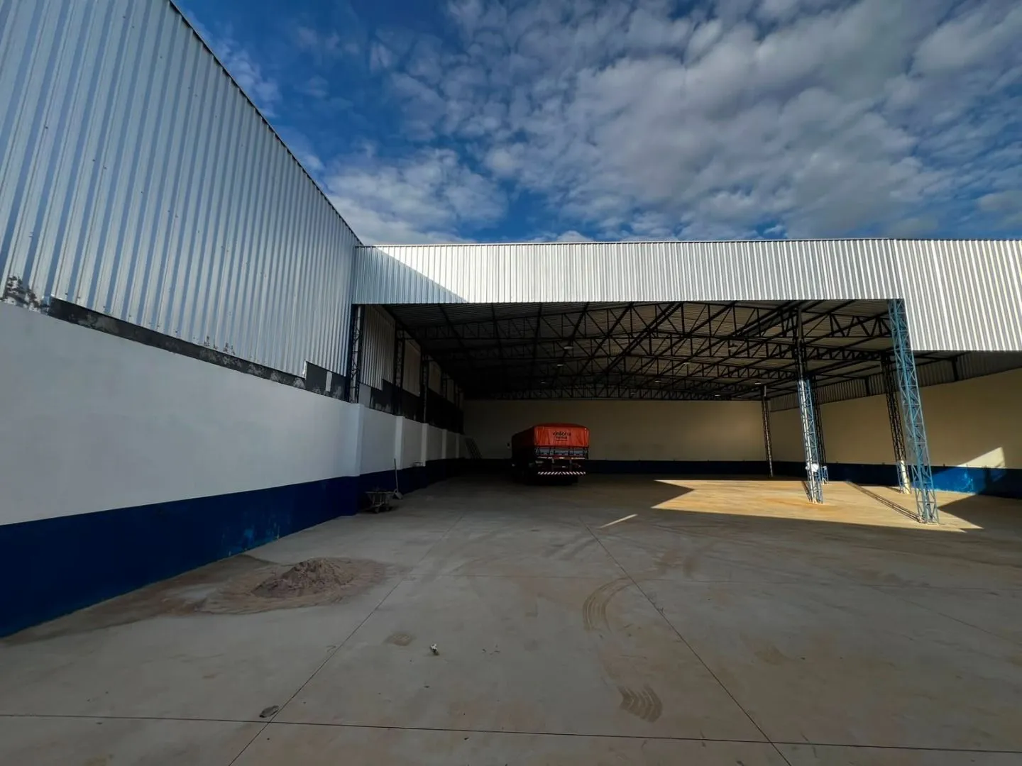 Imagem Galpão para alugar, 768 m² por R$ 6.500,00/mês - Planalto - Patos de Minas/MG
