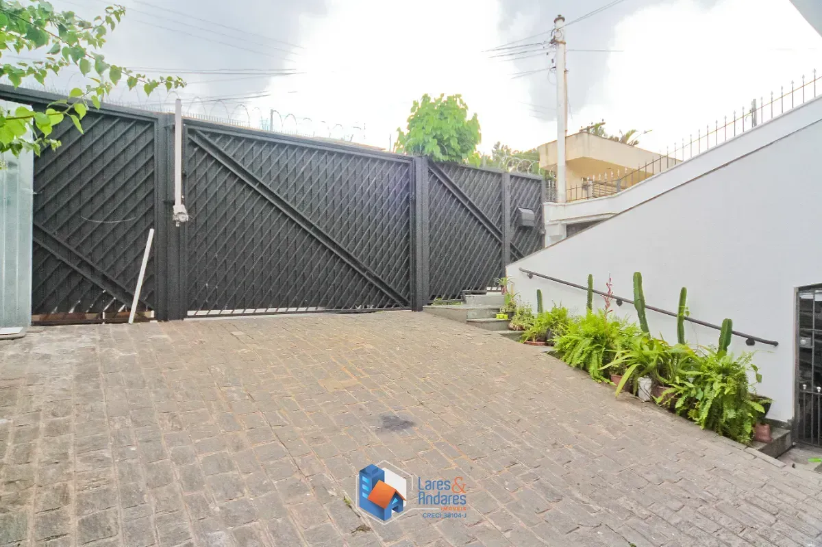 Imagem Sobrado para venda em Parque São Domingos com 4 quartos, sendo 1 suíte, 310m²