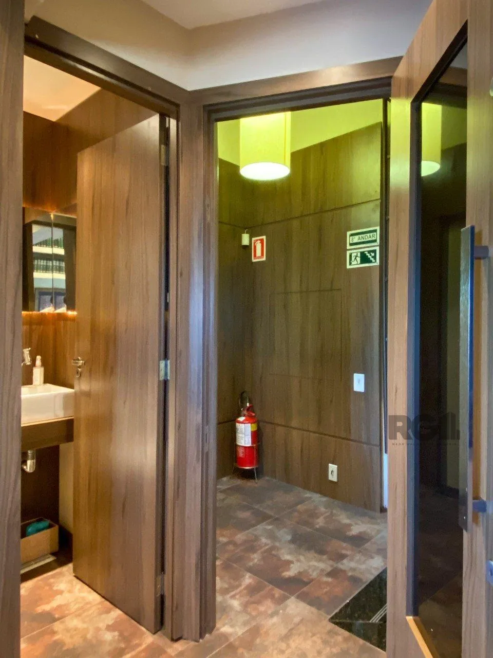 Imagem Sala mobiliada, com churrasqueira para happy hour e vista para o Guaíba