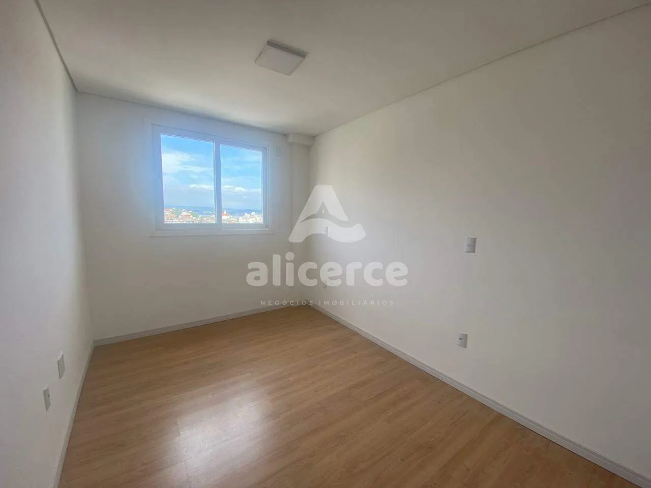 Imagem Apartamento à Venda em Coqueiros com 2 Dormitórios, 1 Suíte e Sol o Dia Todo
