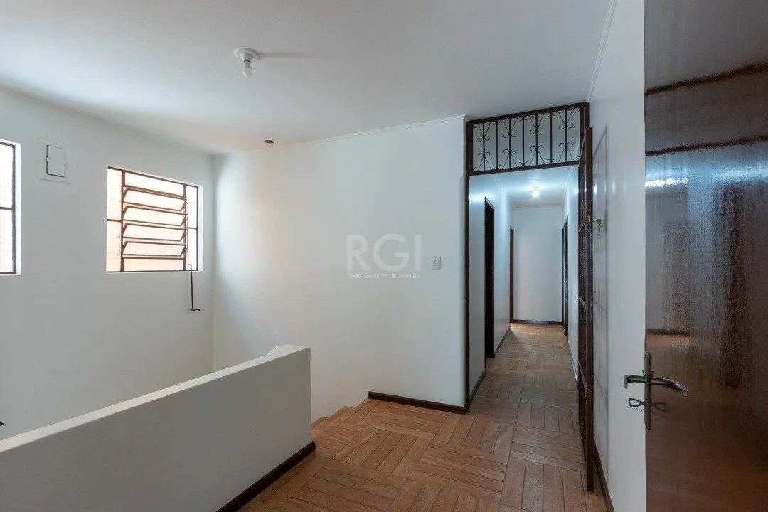 Imagem Casa para Venda - 454.7m², 5 dormitórios, sendo 1 suites, 8 vagas - Teresópolis