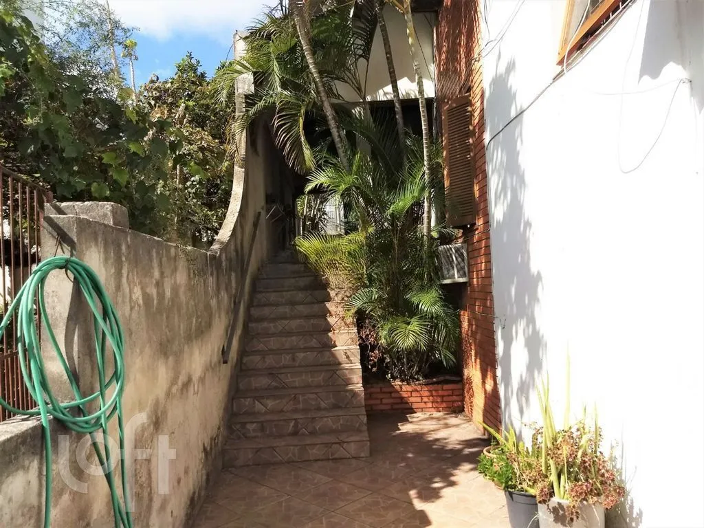 Imagem Casa 4 dormitórios à venda no Bairro Vila Jardim - Porto Alegre