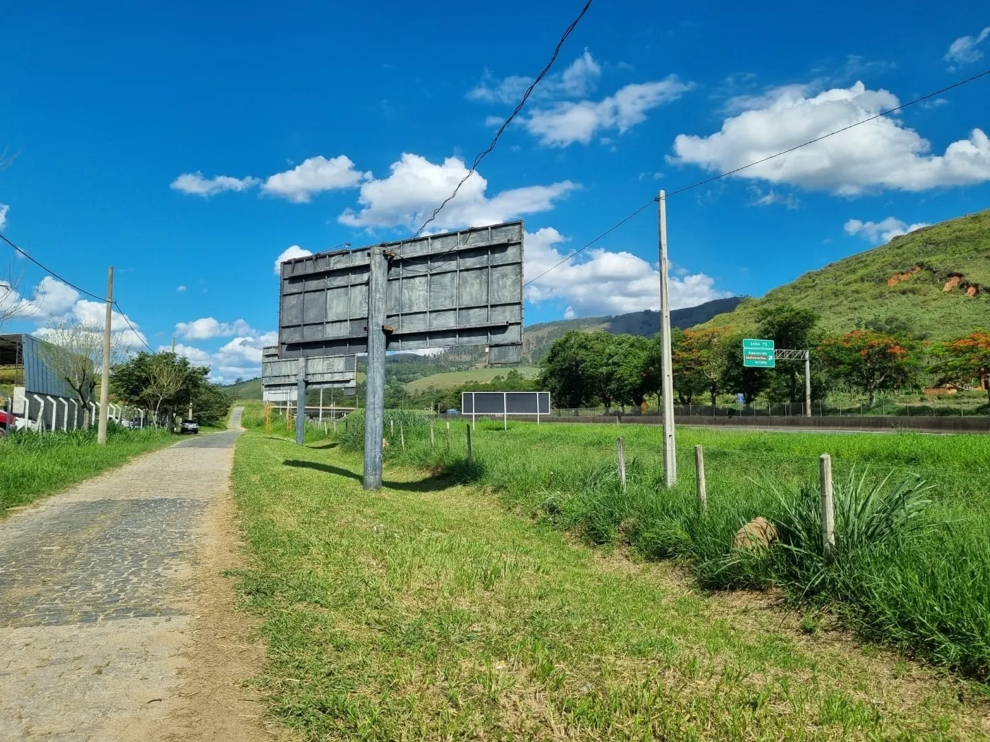 Imagem Terreno Estratégico de 3.300m² com Barracão, Escritório e 3 Acessos Rodoviários para Locação em Área Nobre de Aparecida