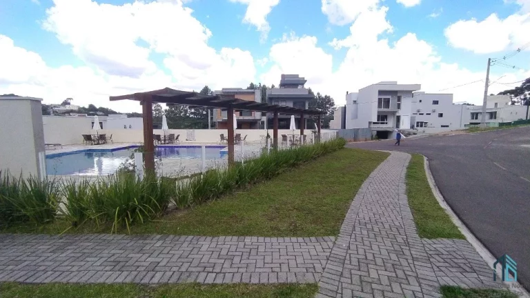 Imagem Sobrado em condomínio, 04 quartos sendo 03 suítes, 04 vagas no Santa Cândida Curitiba Pr