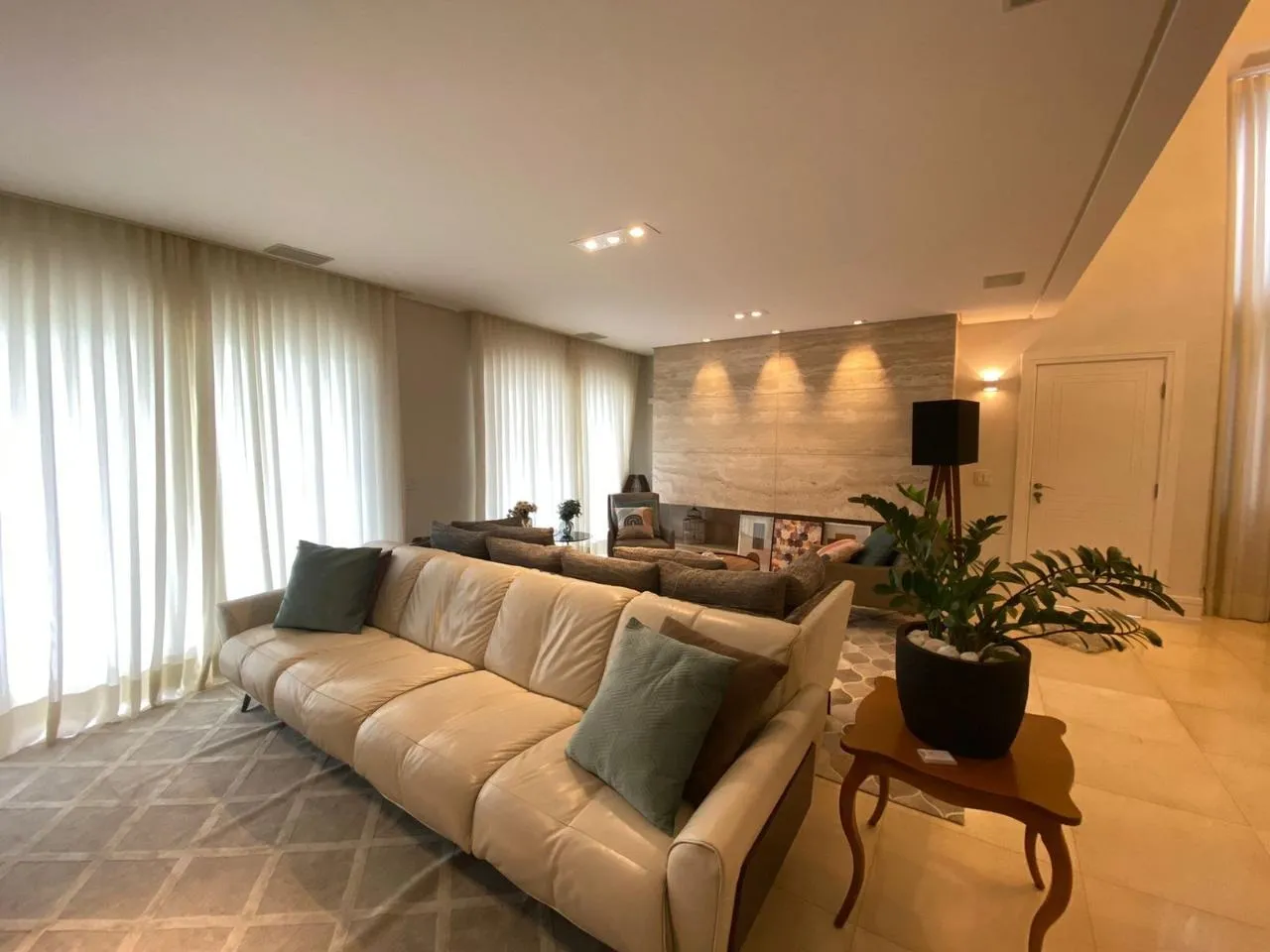 Imagem Casa de Luxo em Condomínio: 4 Quartos, 4 Suítes, 3 Salas na Chácara Santa Maria - Votorantim-SP (811m²)