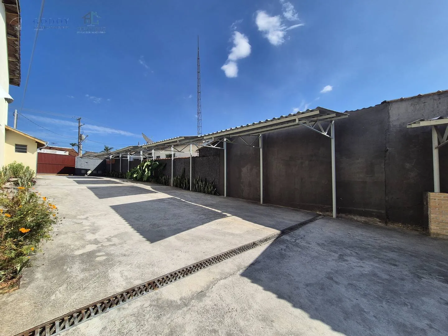 Imagem Casa em Condomínio Fechado com Suíte, Quintal e Garagem Coberta