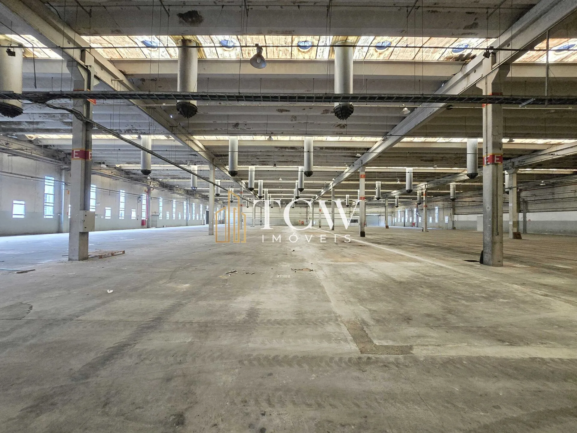 Imagem Galpão Logístico e Industrial com 22 docas para Locação em Suzano/SP | 13.320 m2