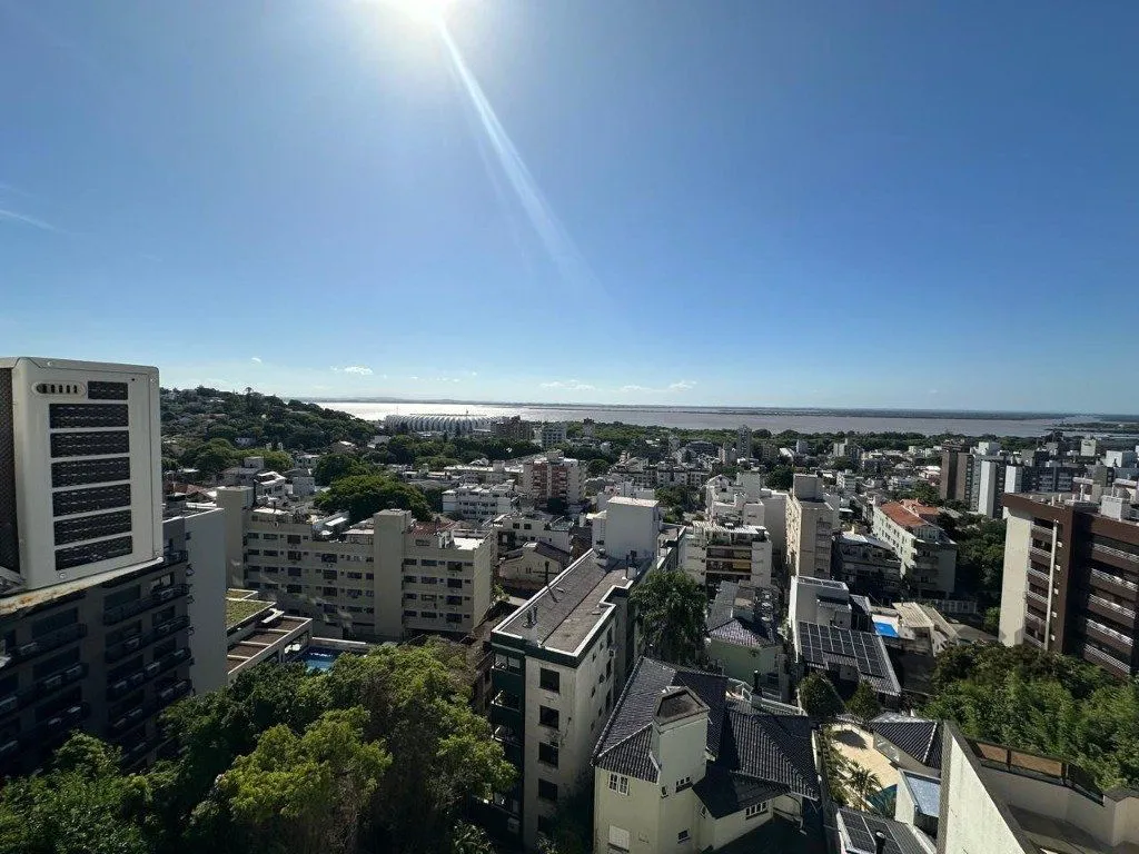 Imagem Vende-se amplo apartamento 3 quartos com suíte e 2 vagas no Menino Deus - 158,4m²