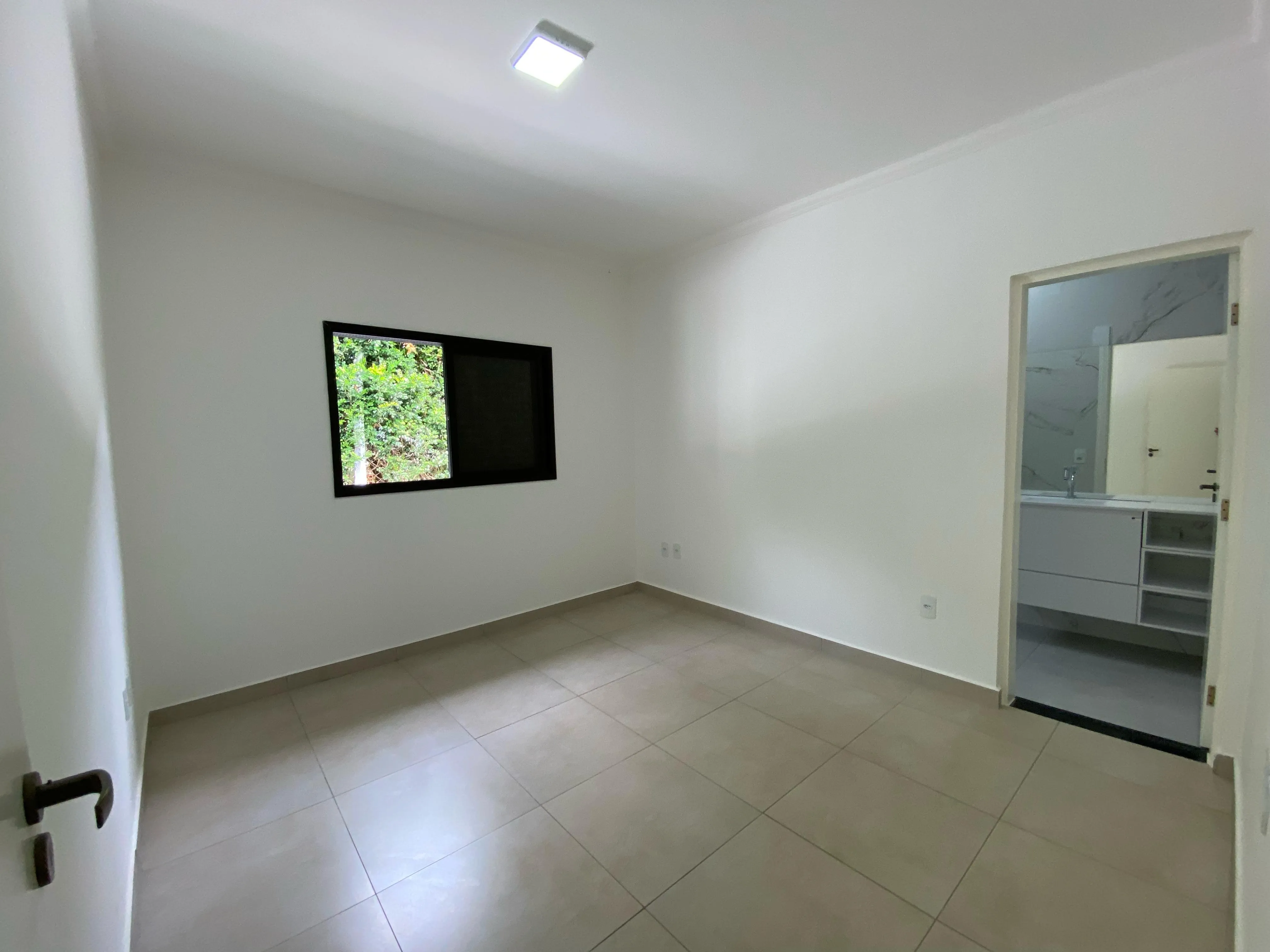 Imagem Casa no Condomínio Portal do Sabiá - 380m² de Área Construída, 3 Suítes e Piscina