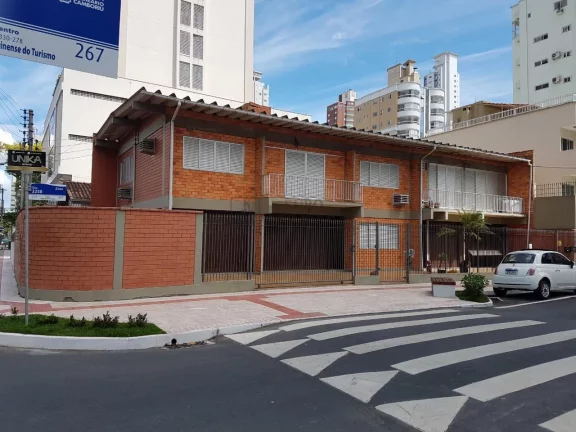 Imagem Casa com 7 dormitórios no centro de Balneário Camboriú.