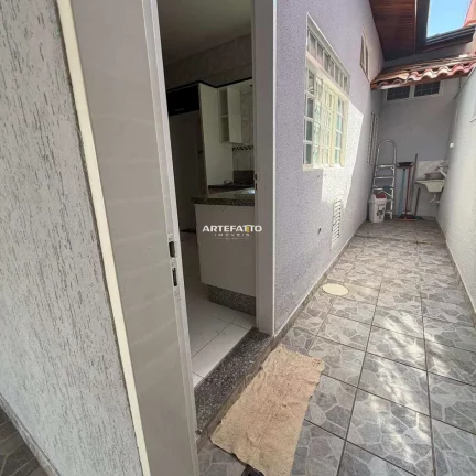 Imagem VENDE-SE ÓTIMA CASA DE ESQUINA – SAMEL PARK