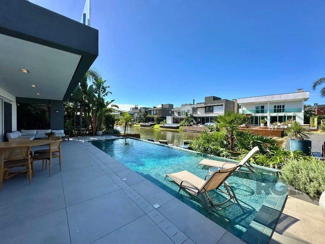Imagem SOBRADO À VENDA PAGAMENTO EM 60X CONDOMÍNIO MALIBU BEIRA LAGO COM DECK E PISCINA
