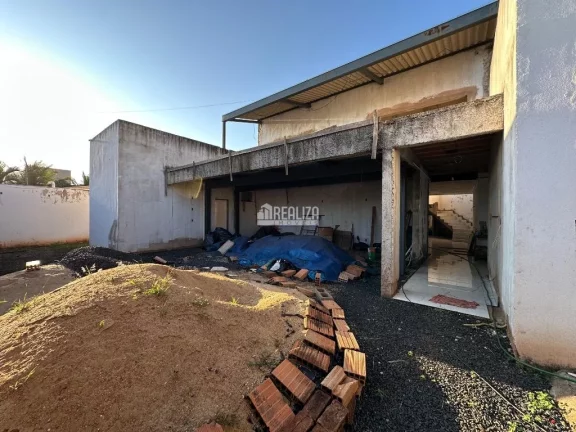 Imagem Casa à venda no Jardim do Lago, Uberaba: 4 dormitórios, piscina aquecida e hidromassagem