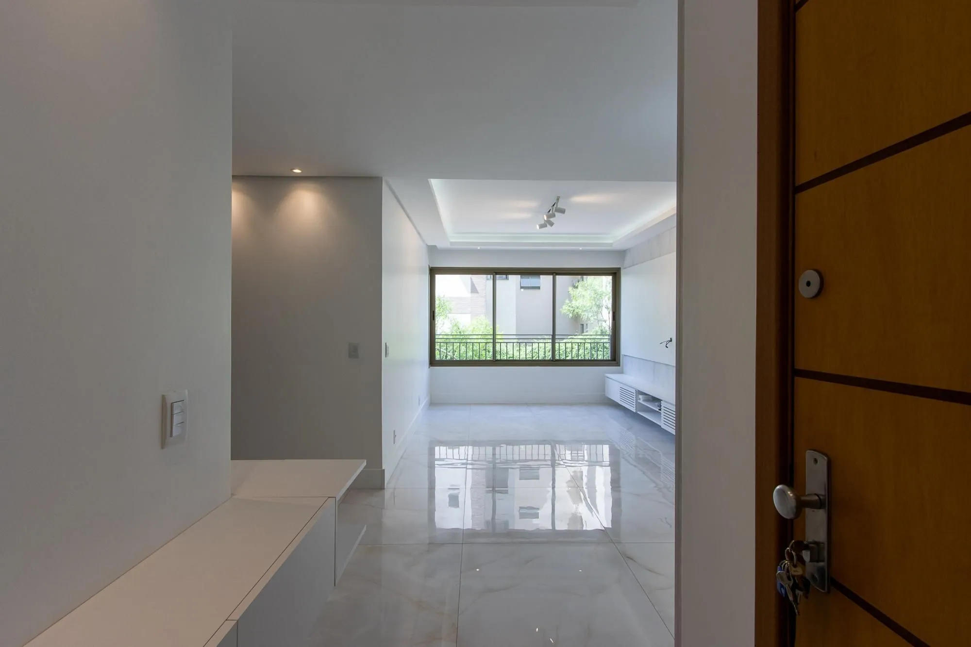 Imagem Apartamento totalmente reformado e impecável para locação - 3 quartos sendo uma suíte - Bairro Cavalhada