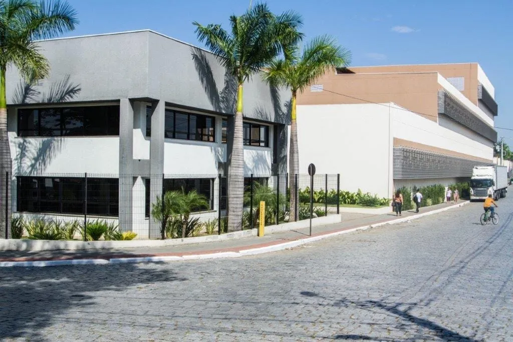 Imagem Galpão Comercial em Cruzeiro com Galpões, Escritórios e Estacionamento para Mais de 200 Vagas, Ideal para Diversos Tipos de Negócios e Eventos
