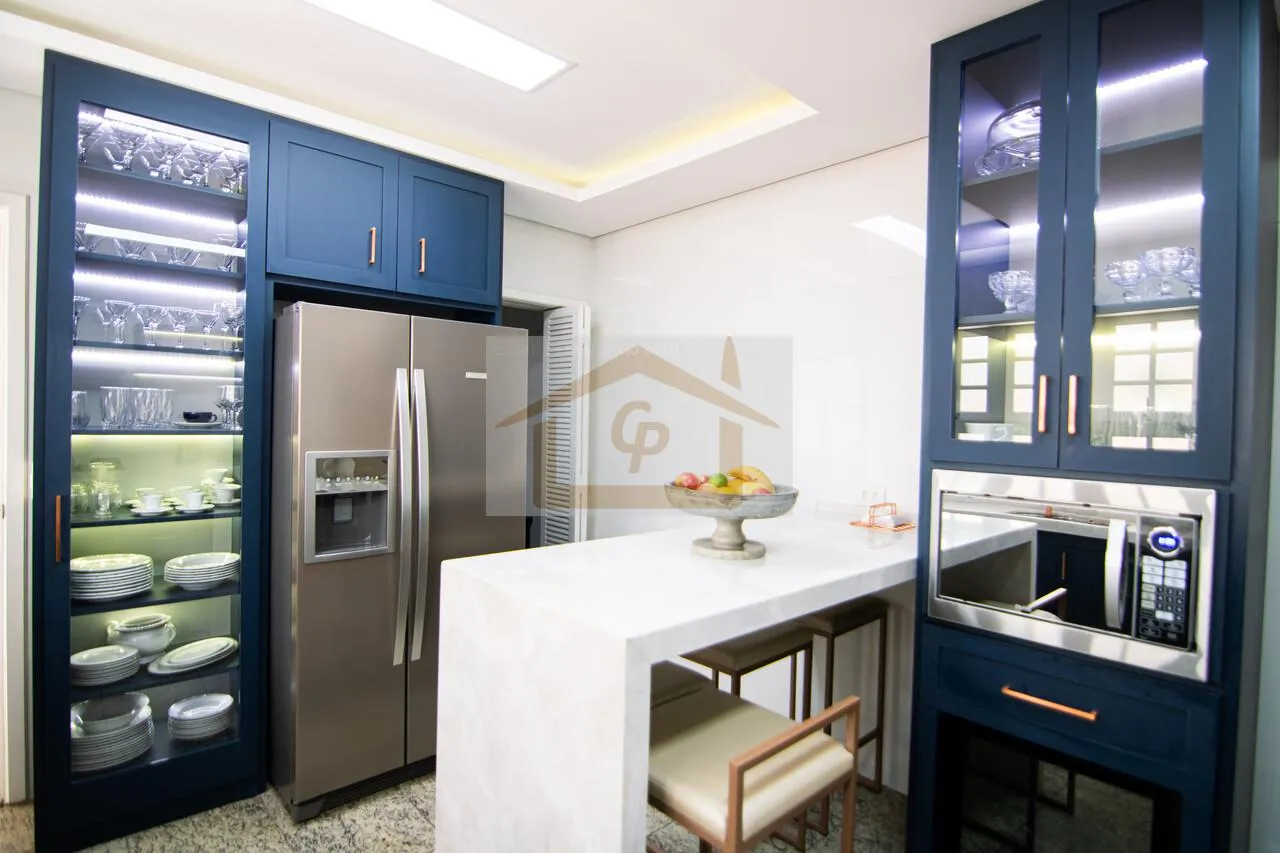 Imagem Casa de estilo Neo-Clássico recém-reformada e ampliada, 4 quartos sendo 2 suítes, 4 vagas