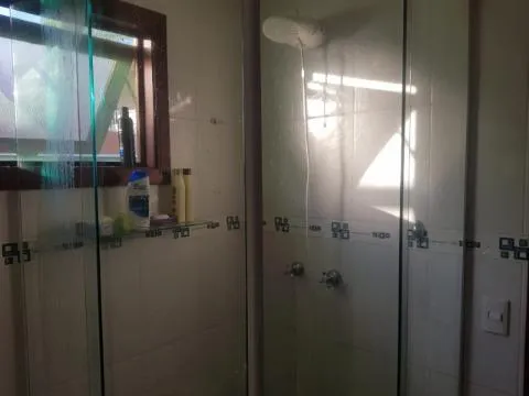 Imagem VENDA DE CASA CONDOMÍNIO IBIRAPITANGA A/T 800m² A/C 350m³ com 4 dormitórios sendo 2 suítes, lavabo, sala 3 ambientes, cozinha americana, piscina, chur