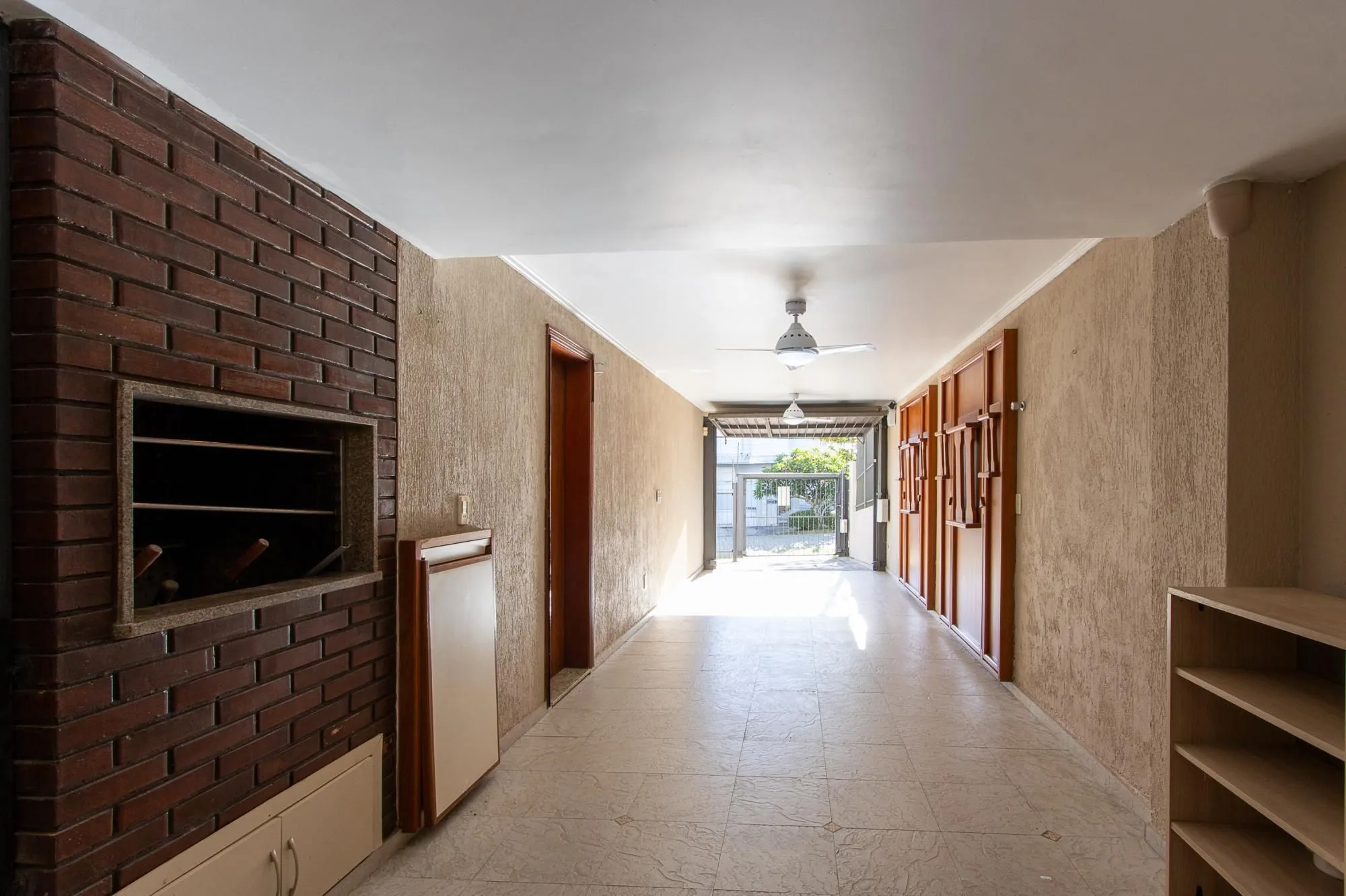 Imagem Excelente casa de 3 dormitórios, 1 suíte, pátio, piscina e vaga para 2 carros cobertas.