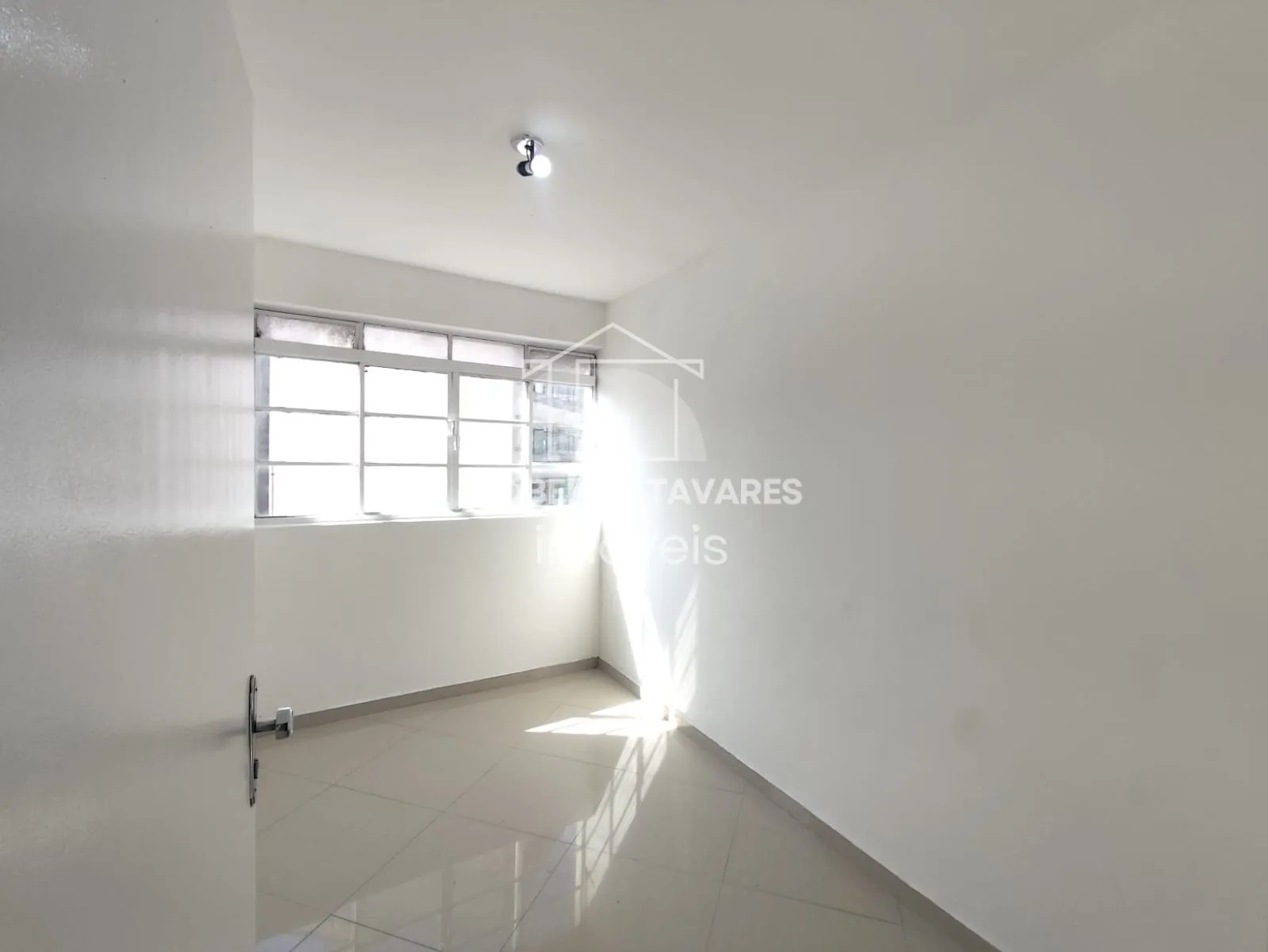 Imagem Apartamento de 64m² com 2 dormitórios, 2 banheiros, sem suíte, localizado no último andar do edifício. Cozinha americana integrada à sala.
