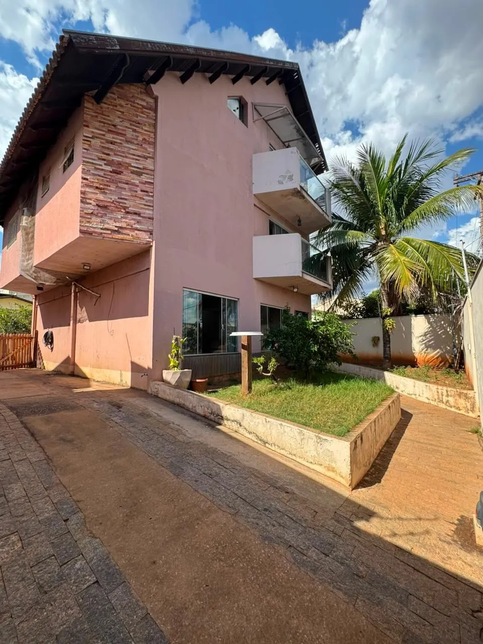 Imagem Bonita casa/sobrado IBanheiro externo + 2 edículas I Bairro Santa Cruz II