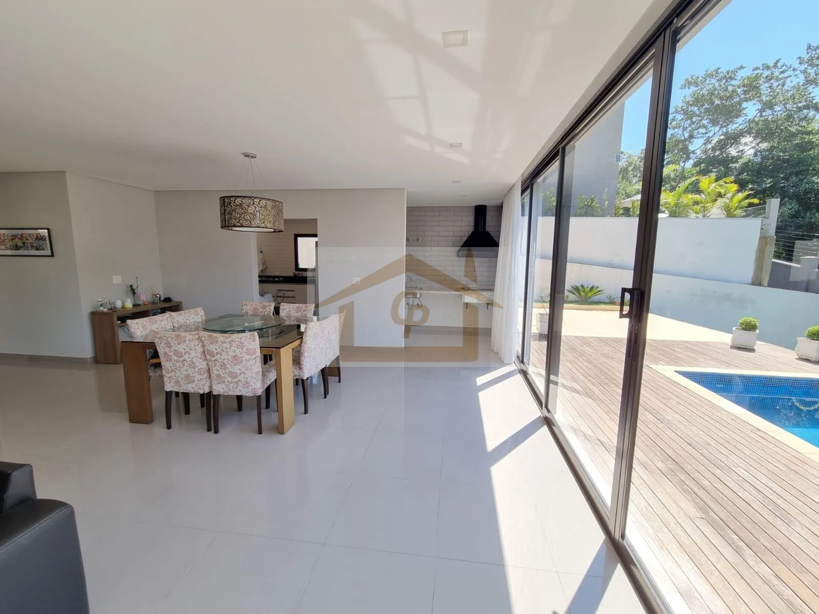 Imagem Casa com 4 quartos sendo 3 suítes, 6 vagas, Segurança e Conforto!!!