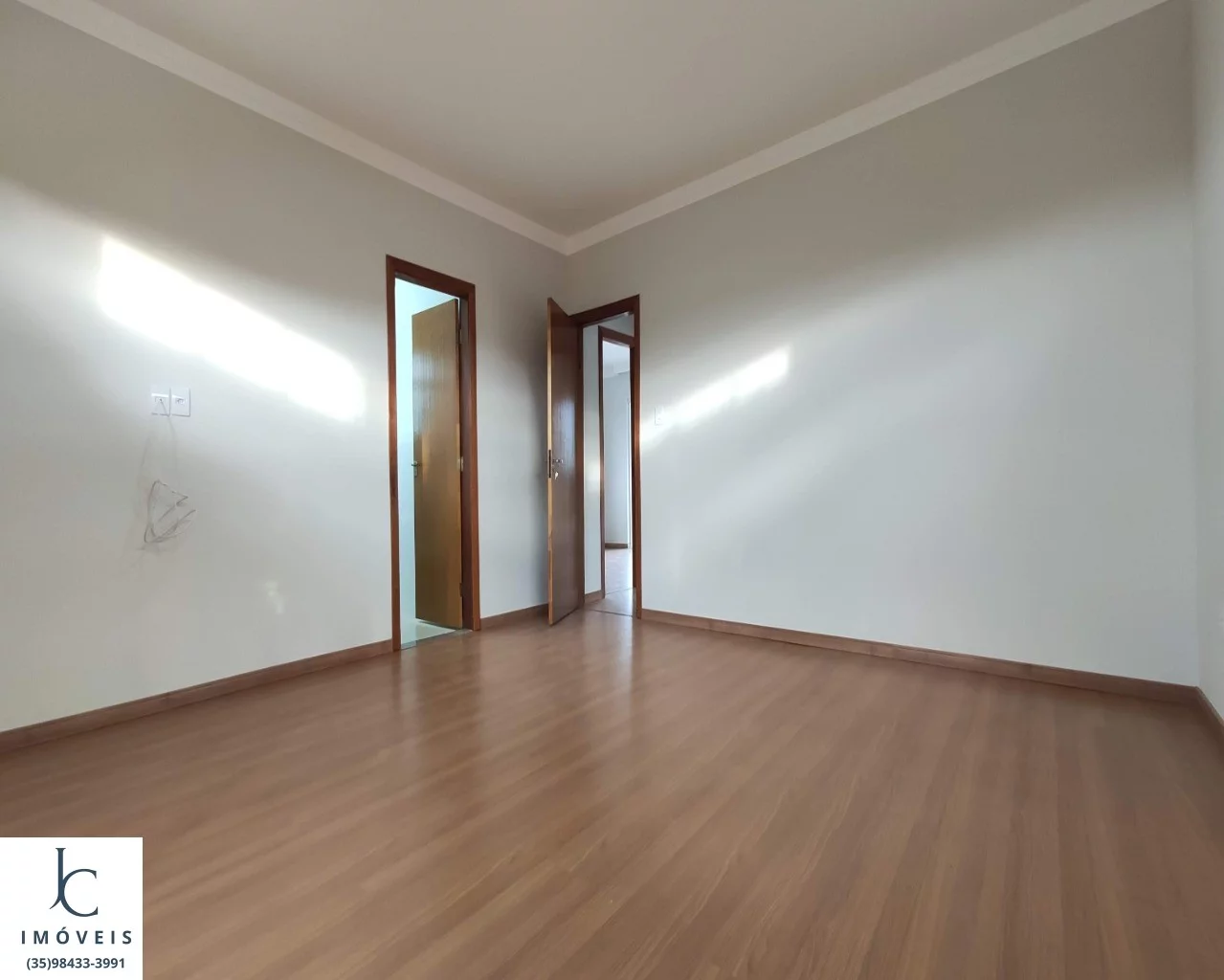 Imagem Casa à venda em condomínio horizontal fechado em São Lourenço MG. Portaria 24 h., bem localizado em bairro nobre.