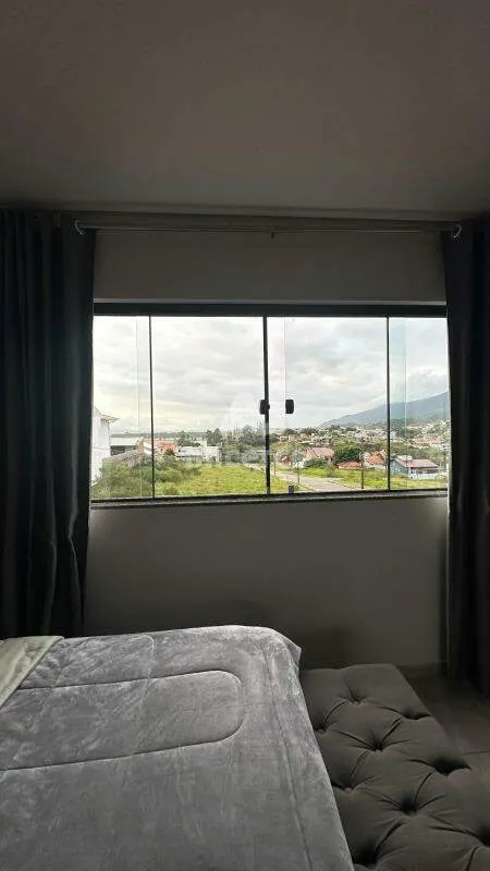 Imagem Oportunidade Única - Casa à Venda com Piscina I 2 Dormitórios I 1 Suíte I 2 Vagas de Garagem - em Areias do meio Governados Celso Ramos - SC