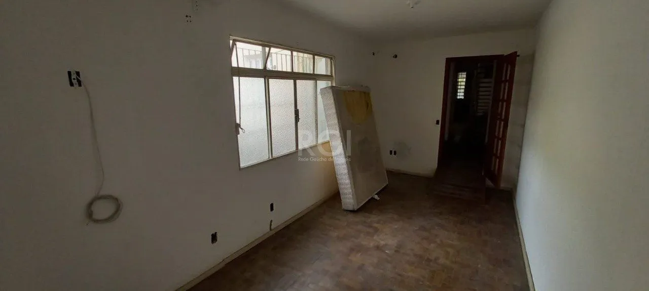Imagem Sobrado para Venda - 110m², 4 dormitórios, sendo 1 suites, 2 vagas - Floresta