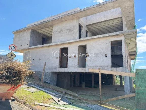 Imagem São 700 m² de construção, com arquitetura moderna,, localizada em um dos condomínios mais desej...