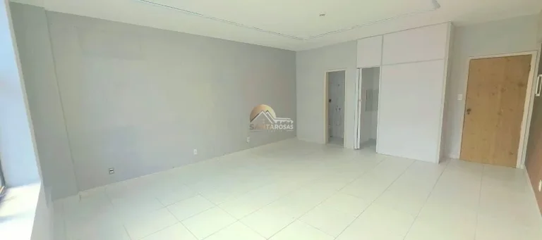 Imagem Sala comercial reformada, andar alto e vista livre. Copa e banheiro. Condomínio baixo. Em Brotas, p