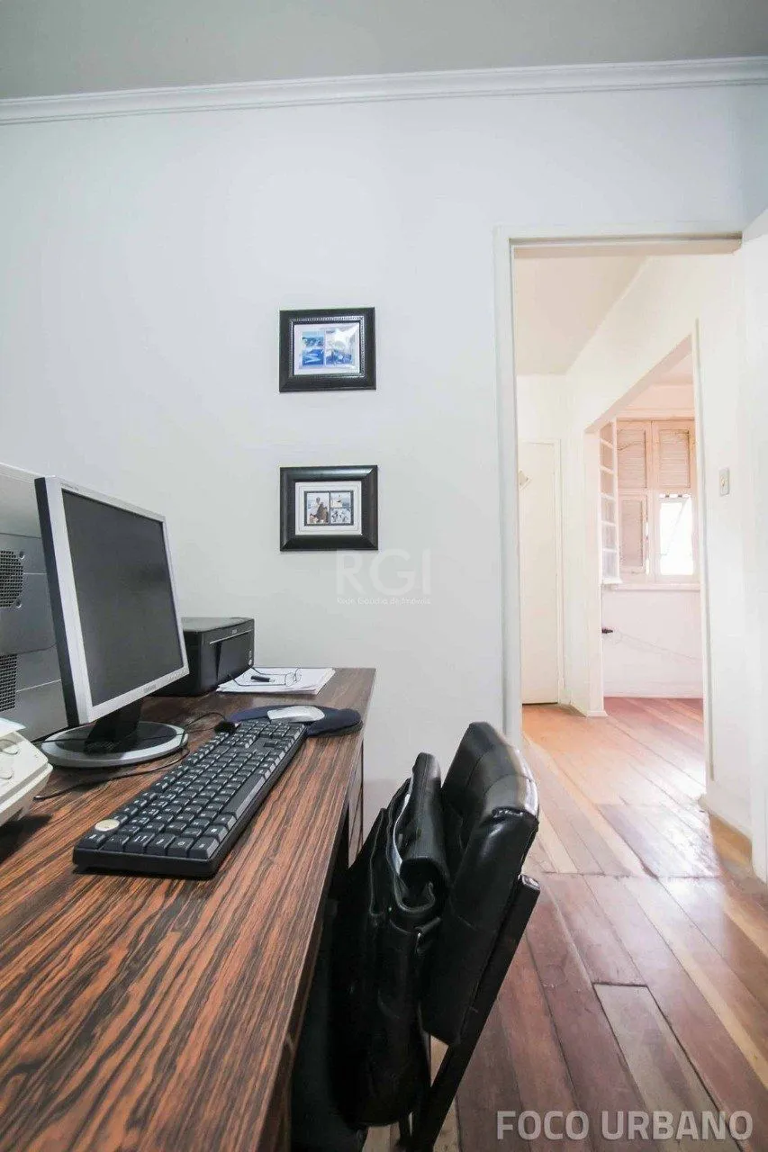 Imagem Casa para Venda - 250m², 4 dormitórios, 2 vagas - Petrópolis