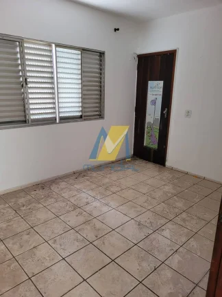 Imagem Casa Sobre Loja com 3 Dormitórios, Suíte e Área de Churrasqueira
