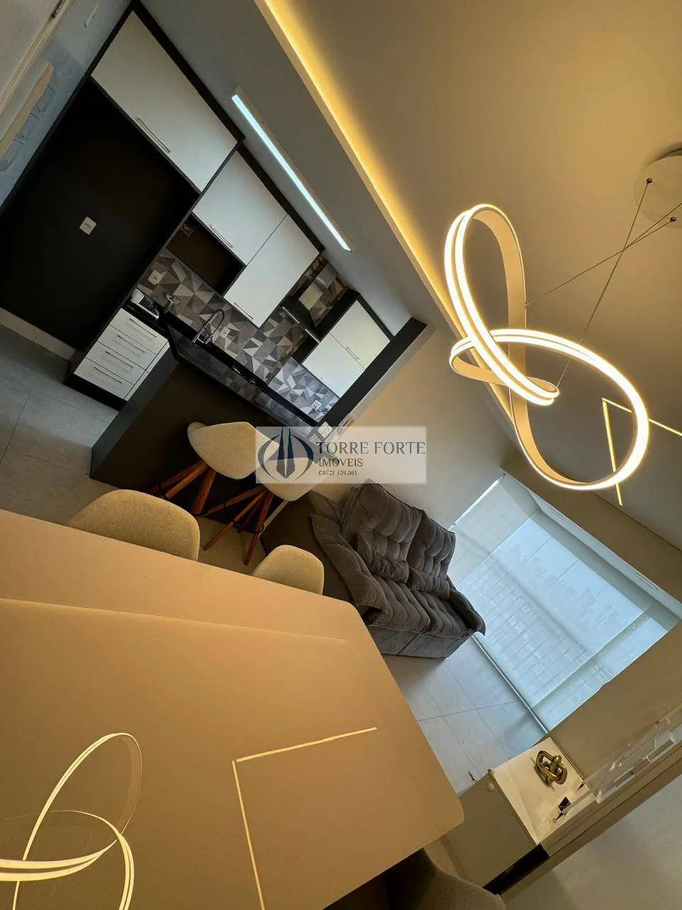 Foto do imóvel Lindo apartamento com 60 m², 2 dormitórios sendo 1 suíte, 1 vaga de garagem em Rua Cristóvão Girão