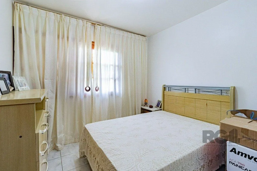 Imagem Casa com 267m², 3 dormitórios, 1 vaga no bairro Tristeza
