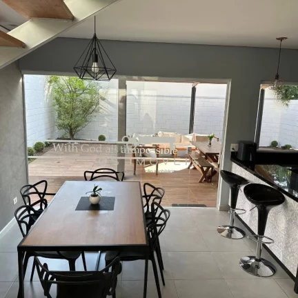 Imagem Casa à venda na Granja Viana – 3 suítes, espaço gourmet e 6 vagas !