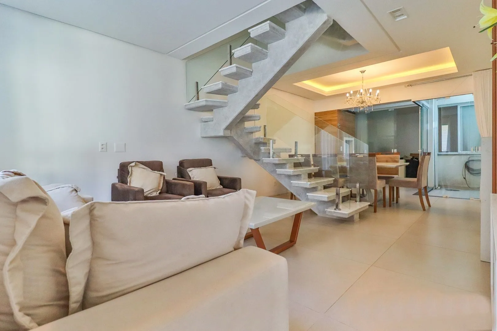 Imagem CASA TRIPLEX COM 4 SUITES E 2 VAGAS- SEMIMOBILIADA