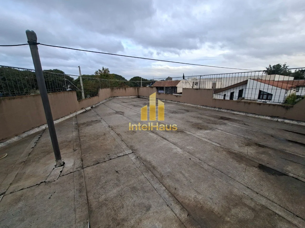 Imagem Apresentamos este excelente apartamento de frente no primeiro andar do Edifício Jalu. Situado na Ru...