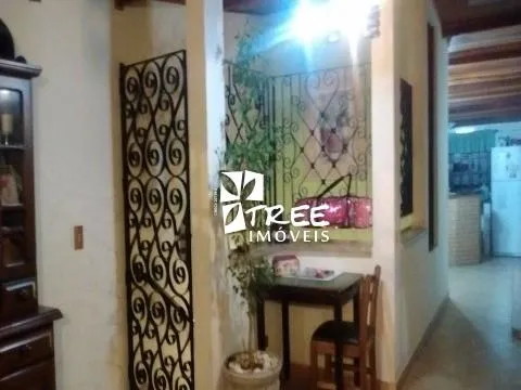 Imagem LOCAÇÃO DE CASA RESIDENCIAL/COMERCIAL NO CENTRO DE ARUJÁ/SP, com 2 quartos, sala c/ 2 ambientes, varanda na frente e nos fundos e 1 vaga. CONSULTE-NOS