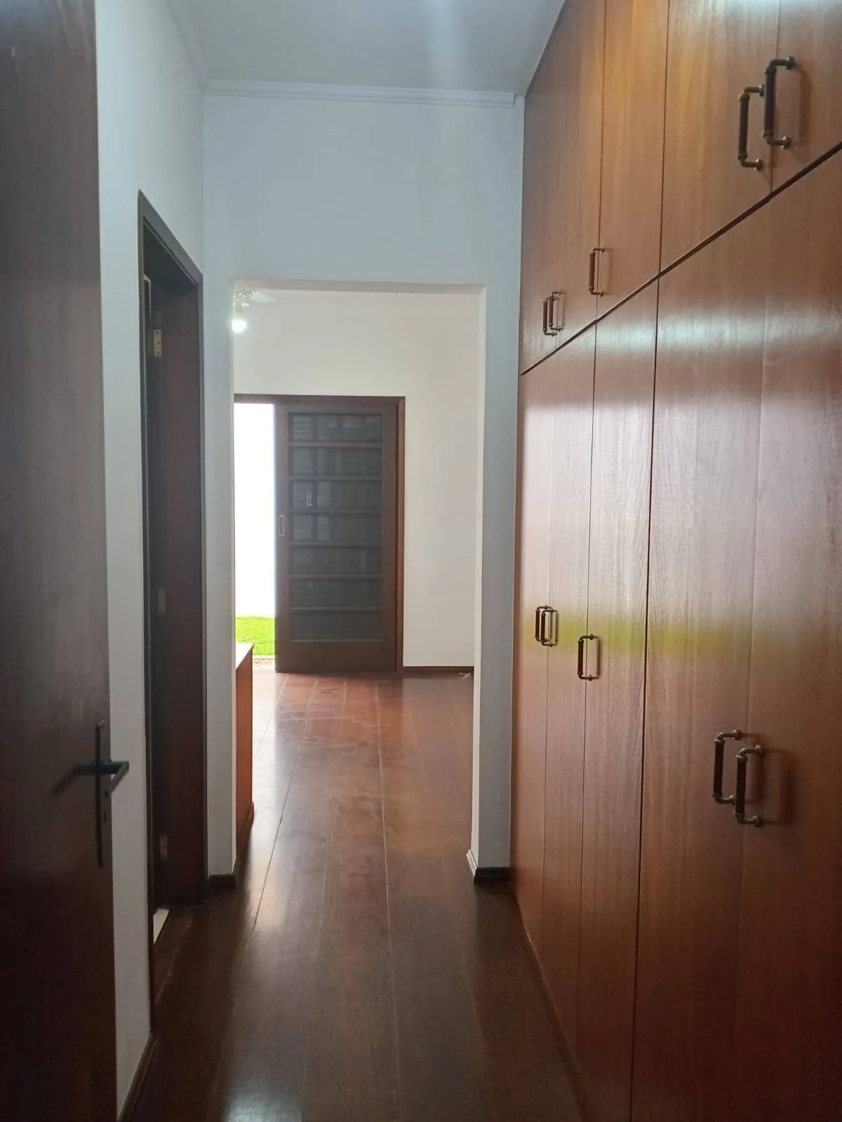 Imagem Espaçosa Casa à Venda em Alphaville 6 com 3 Suítes e Lazer Completo