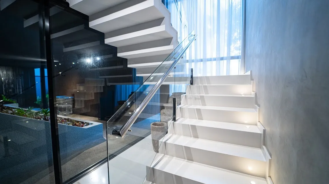 Imagem Casa de Alto Padrão à Venda no Condomínio Alphaville Nova Esplanada 2 - 3 Suítes, Elevador e Piscina com Hidro