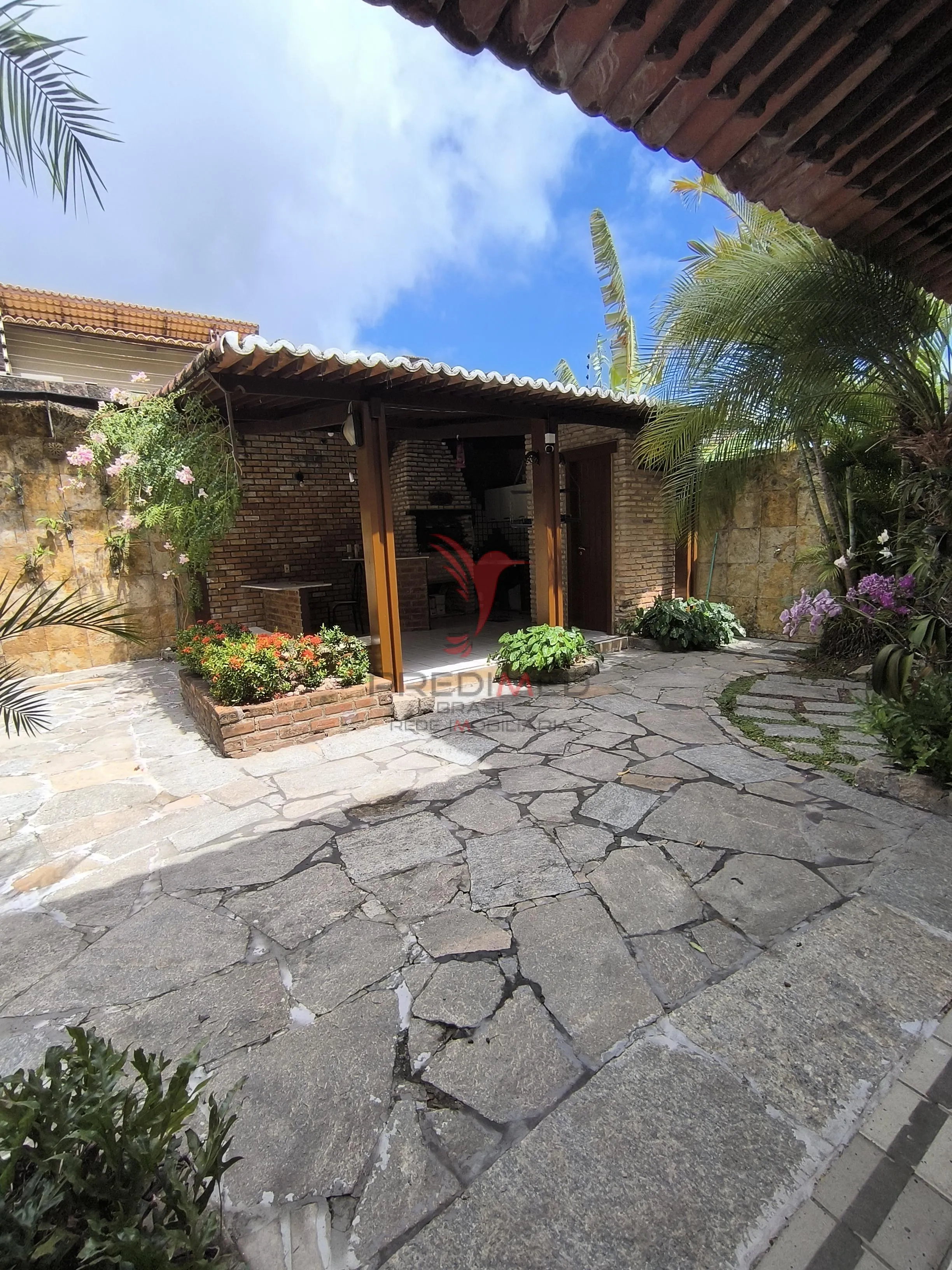 Imagem Linda casa com Jardim, 4 quartos , sendo 3 Suites , 4 Vagas, no Bairro Capim Macio, Natal