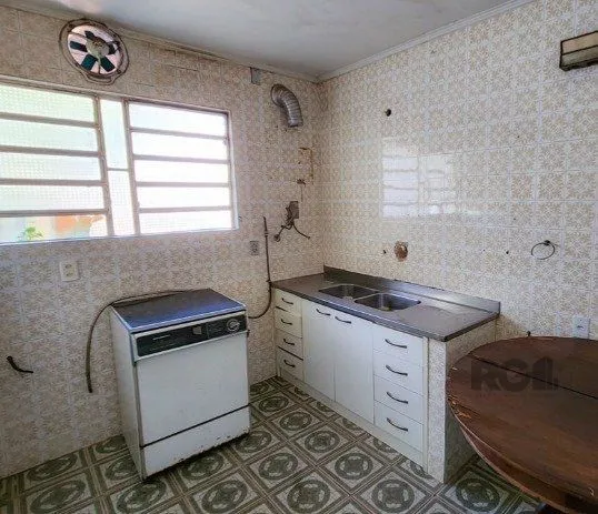 Imagem Terreno à venda no bairro Menino Deus em Porto Alegre, com 15,50 X 31,00