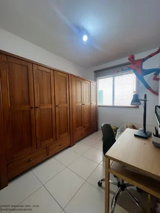 Imagem Linda casa em condomínio à venda em Lauro de Freitas-BA, Buraquinho: 4 quartos, 3 suítes, 2 salas, 1 banheiro, 2 vagas, 142m².
