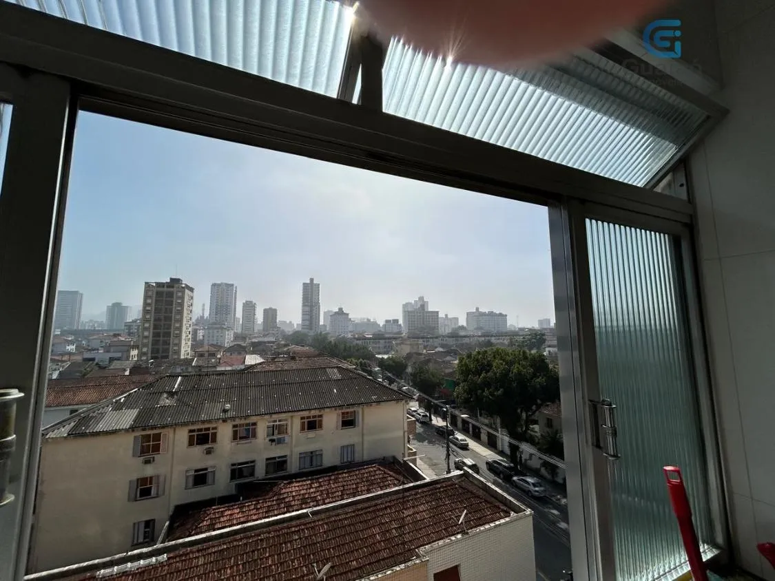 Imagem Vendo Amplo Apartamento 03 dormitórios, 01 Suíte, Dependência de Serviço Completa e Garagem demarcada, Frente para a rua, no Boqueirão, Santos