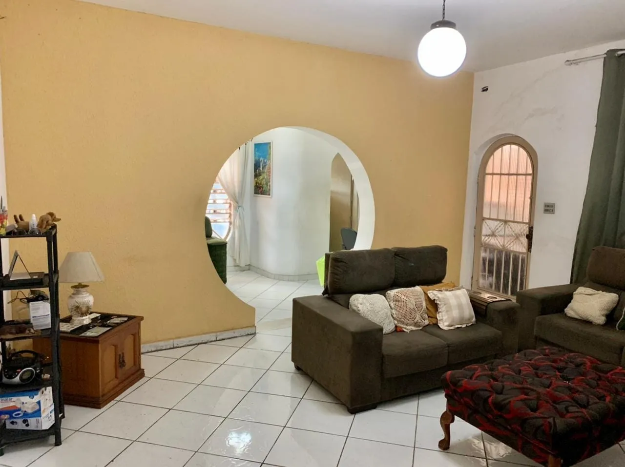 Imagem Comercial para Locação 6 Quartos, 3 Suites, 4 Vagas, 400M², Centro, Taubaté - SP