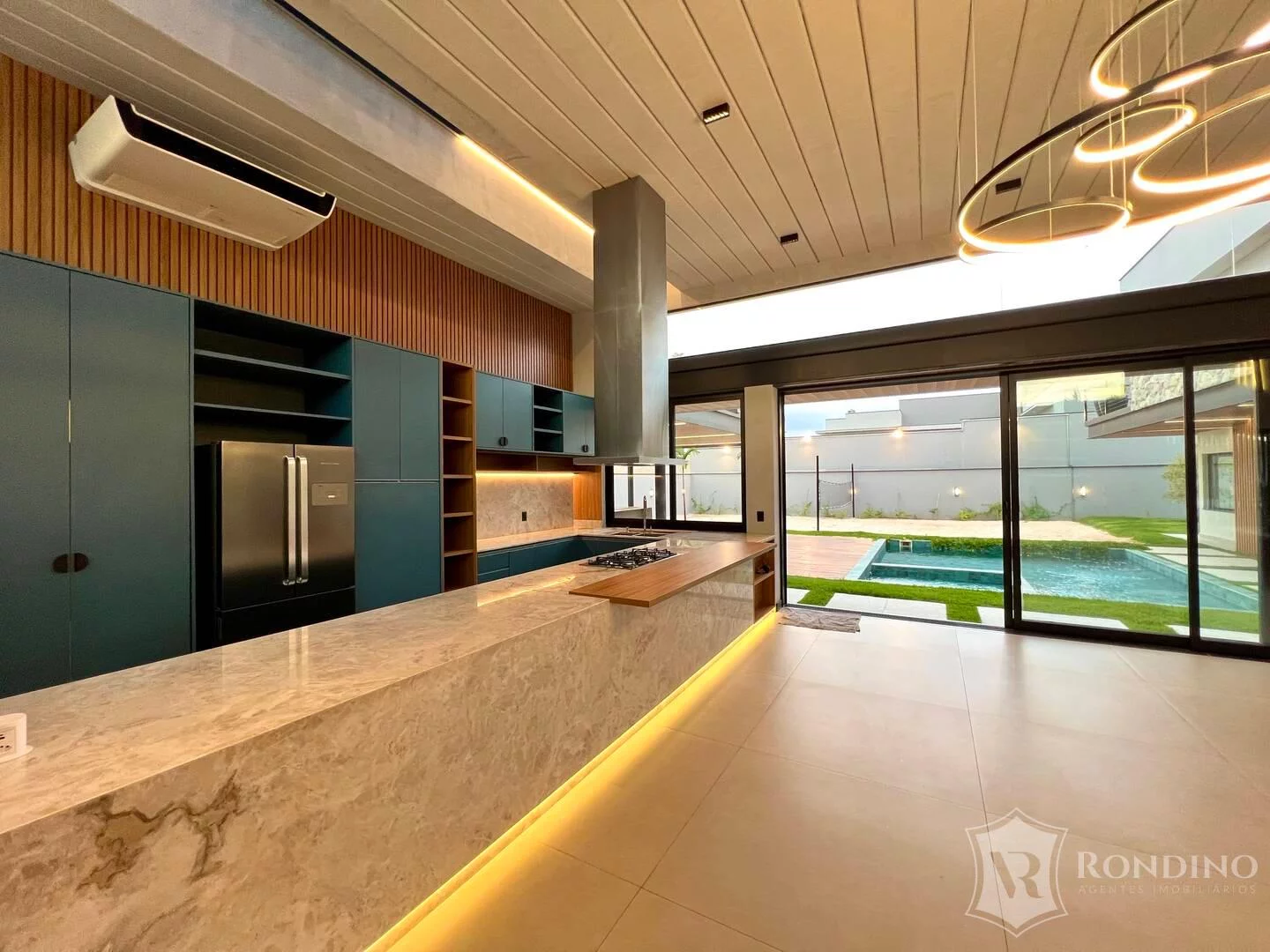 Imagem Casa sobrado em condomínio, 04 suítes, varanda gourmet, piscina