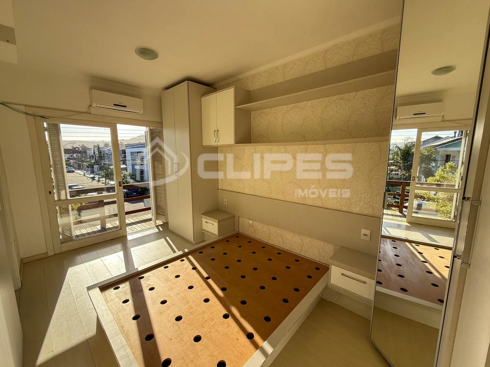 Imagem Sobrado para Venda - 140m², 3 dormitórios, sendo 1 suites, 2 vagas - Hípica