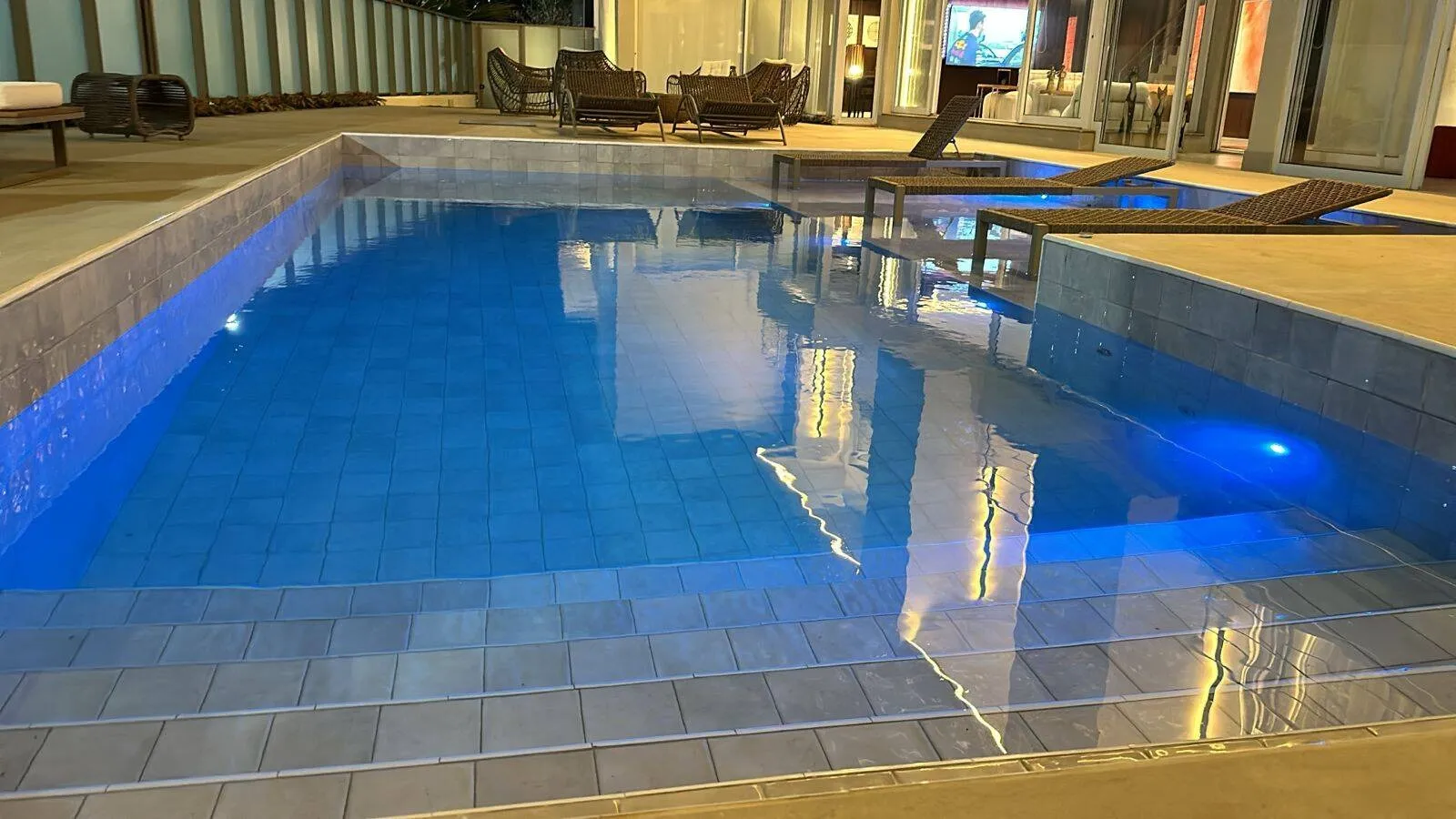 Imagem Luxuosa Casa de Condomínio em Alphaville - 4 Suítes, Lazer Completo e Acabamento Sofisticado