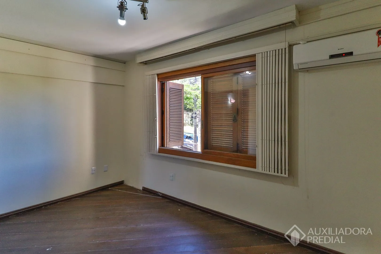 Imagem Excelente casa com 5 dormitórios no bairro Cristal
