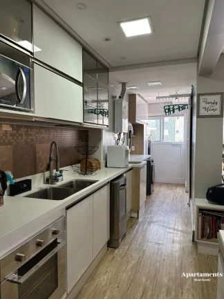 São 92m2, 2 vagas, 3 quartos, 1 suíte mais 2 banheiros, Está muito lindo !!!